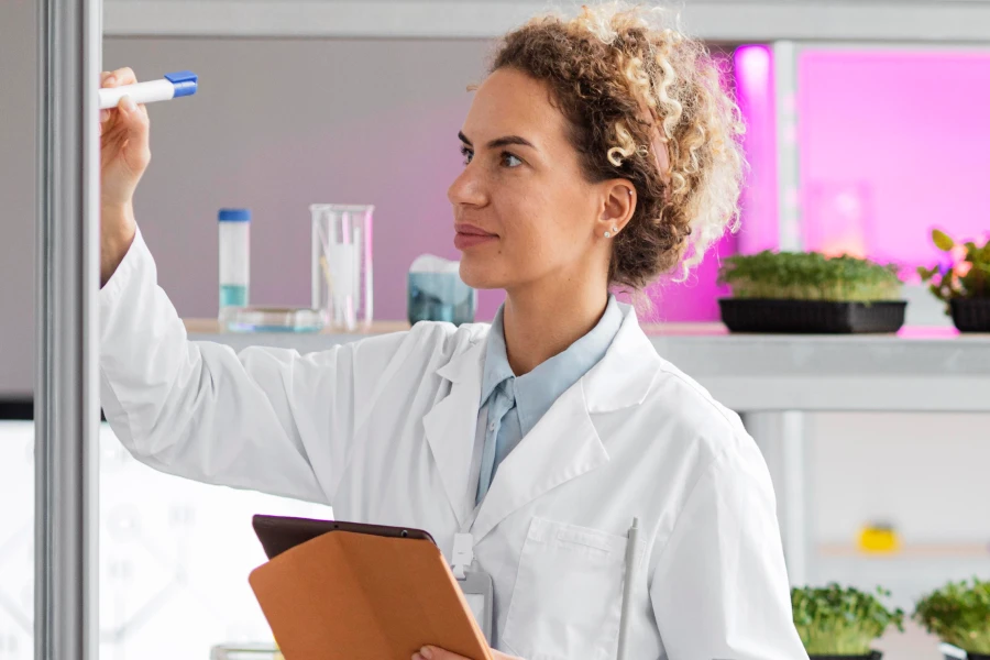 mulher-realizando-anotacao-de-pesquisas-em-laboratorio